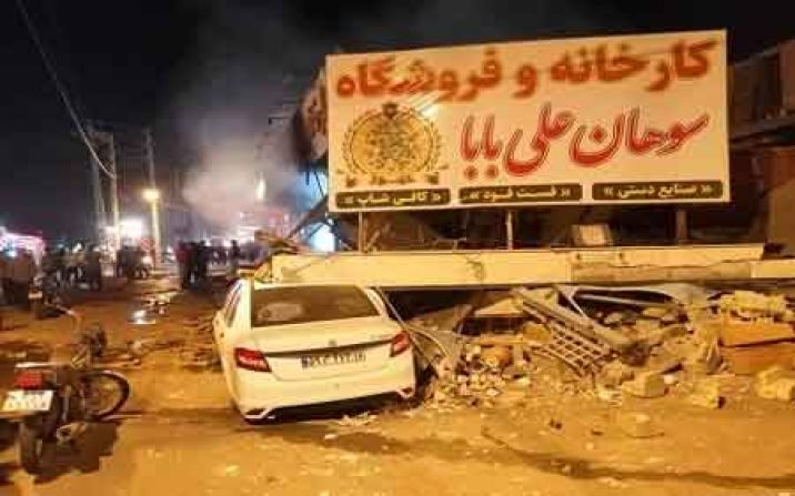 ورود یک دستگاه تریلی با فروشگاه عرضه سوهان در جاده اراک- قم ورود یک دستگاه تریلی با فروشگاه عرضه سوهان در جاده اراک- قم